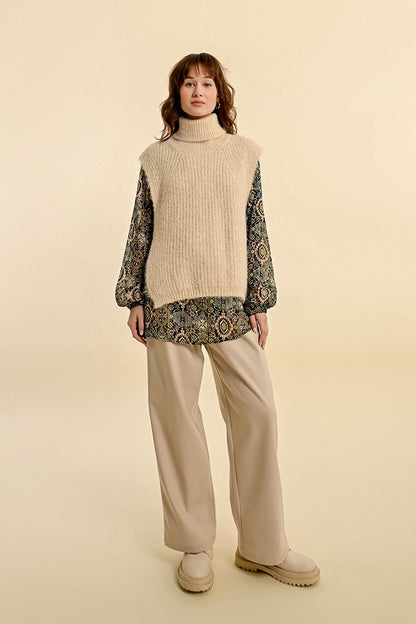 Sleeveless Openwork Sweater with Turtleneck in Cream